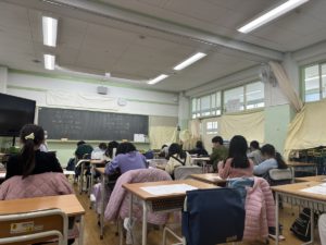 中野区立桃花小学校での2024年度 第1回日本漢字能力検定を受ける子供たちの様子